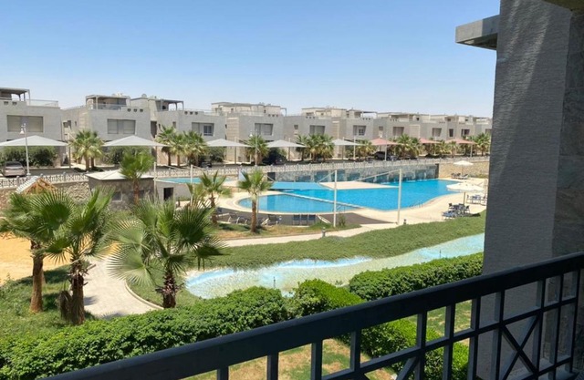 Einbay pool view appartement