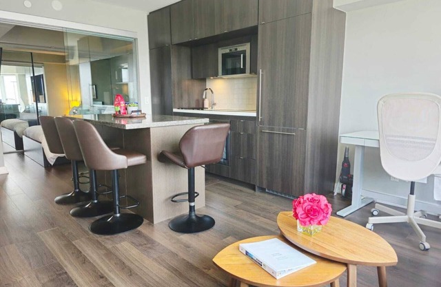 Elegant 2BR & 2BA Retreat in Prime Yorkville, Downtown