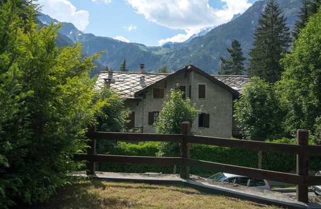 Elegant accommodation with garden and unobstructed mountain views