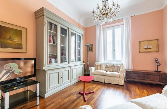 Elegant apartment of 80 sqm, able to accommodate up to 5 people, located on the 2nd floor of a building equipped with a lift (NOT suitable for disabled people - some steps to access). The property is located in the Stibbert/Statuto area, a lively neighbo