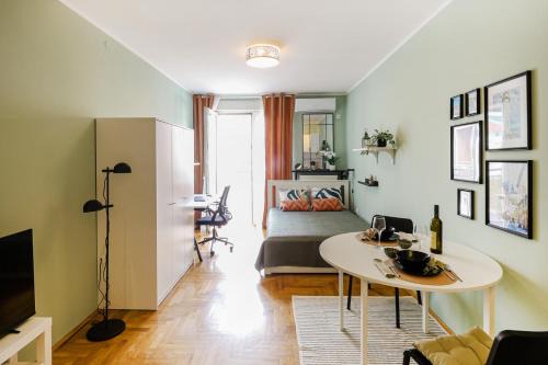 Elegantly Styled Studio l Next to Novi Sad Fair l Working Desk