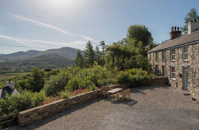 ELIDIR VIEW, pet friendly, character holiday cottage in Llanberis