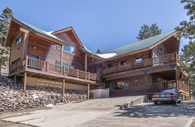 ENCHANTED CIRCLE LODGE-AWESOME MOUNTAIN VIEWS WITH HOT TUB AND SAUNA!