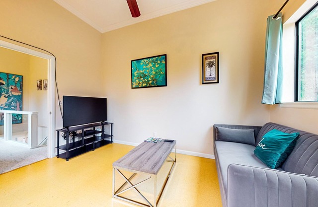 Enchanting, private nature retreat with generous deck - near trails & parks