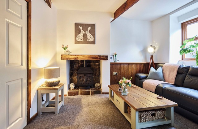 Enjoy a comfortable stay at The Old Shuttleworks. A stylish, modern, home from home by Above Rubies in Oakworth, West Yorkshire. Famous for The Railway Children! Near Haworth and Brontë country!
