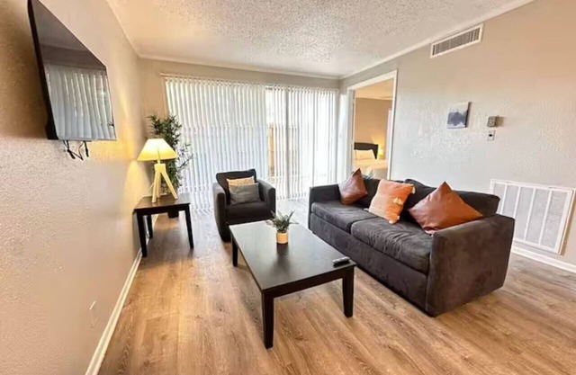 Enjoy Houston’s Bay Area in a Chic, Cozy Hideaway!