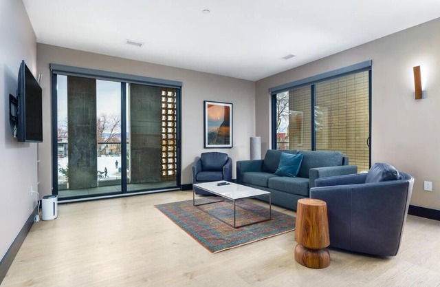 Enjoy Mtn Views From Our Sprawling Flat W Balcony