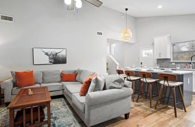 Enjoy the contemporary luxury in this comfortable 3BR house, ideally situated near the University of Texas and its sporting venues. Visit top restaurants, shops, and other attractions within mins. It features everything you may desire during your vis