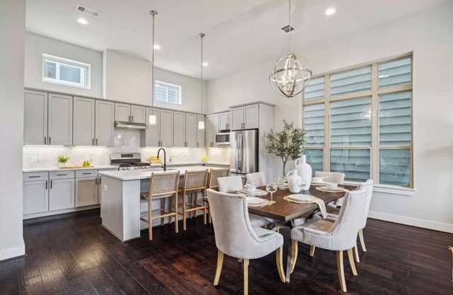 Entire Home w/high ceilings