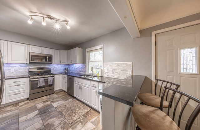 Entire House:Updated Urban Haven