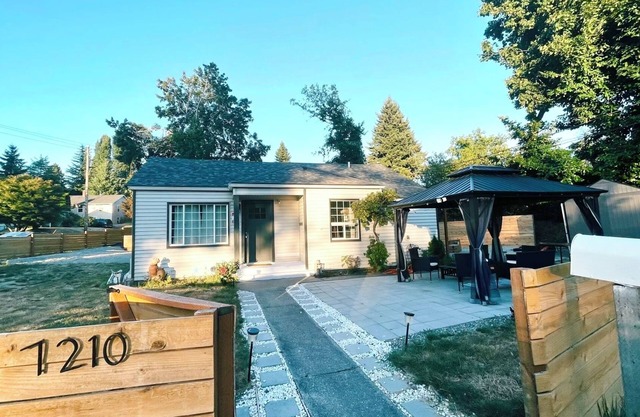 Entire house with 3 bd & 1 bath, 15 mins to Airport& 15 mins to Downtown Seattle