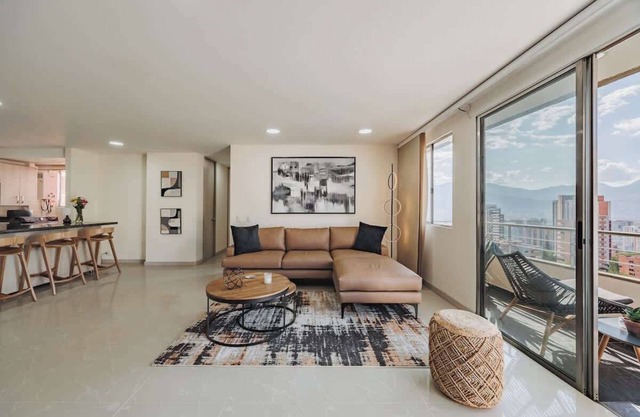 EP| Modern Apt W/AC, Workspace, Pool, Balcony