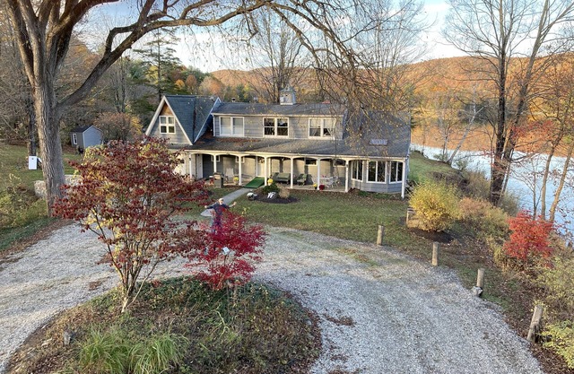 Escape to your private lakeside estate! Family & dog friendly, wildlife viewing!