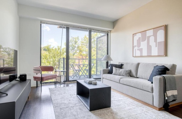 Evanston 1BR w Pool Gym nr Nwestern CHI-702