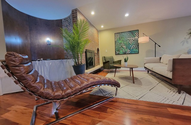 EVANSTON whole building, 2 units combined sleeps 12, 5 bed 5 bath