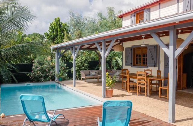 Evasion tropicale villa créole avec piscine et bungalow