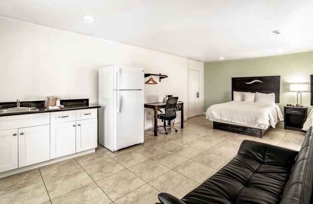 Everglades City Motel - Queen Efficiency Room