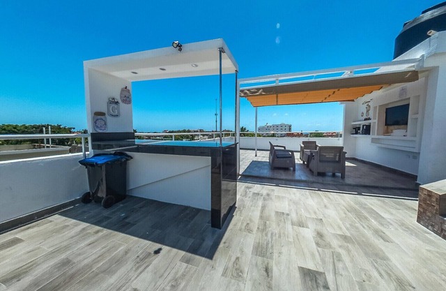 Exclusive 3 Bdrm apartment with private terraza/jacuzzi, BBQ, WIFI