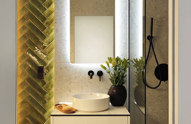 Exclusive, river/sea view, pool, sauna, fitness, parking & air conditioning