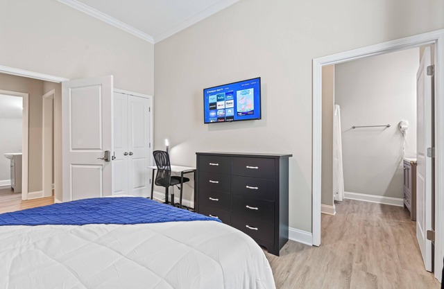 Executive Room C - Private Bath, Desk, Fast WiFi for Monthly Stays