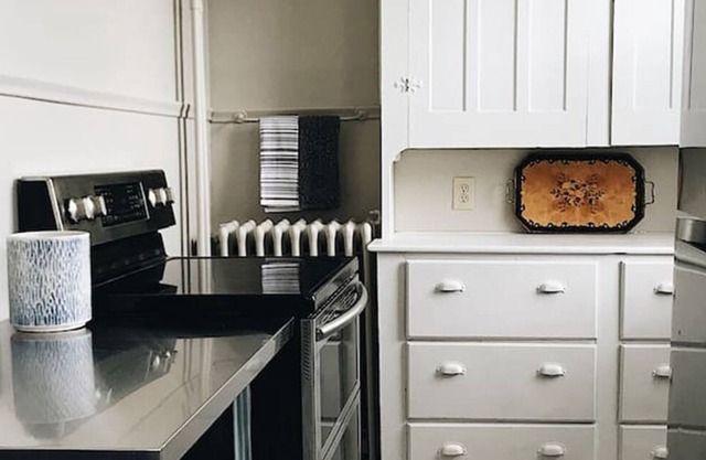 Expansive 3BR/1.5BA apartment, walking distance to downtown Bedford