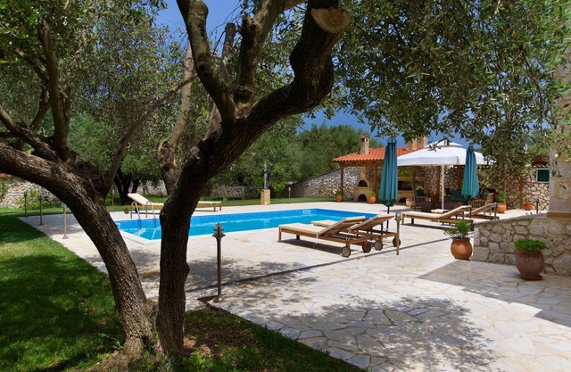 Exquisite Villa Private Pool, Lovely Countryside Views, BBQ, wooden stove, wi-fi