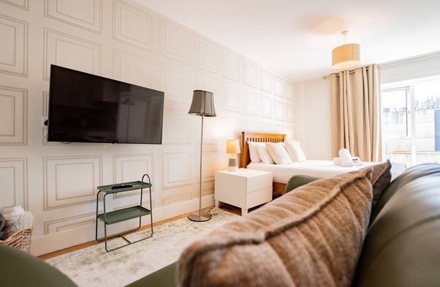 Eyre View Suites - Studio #2 - Sleeps 2