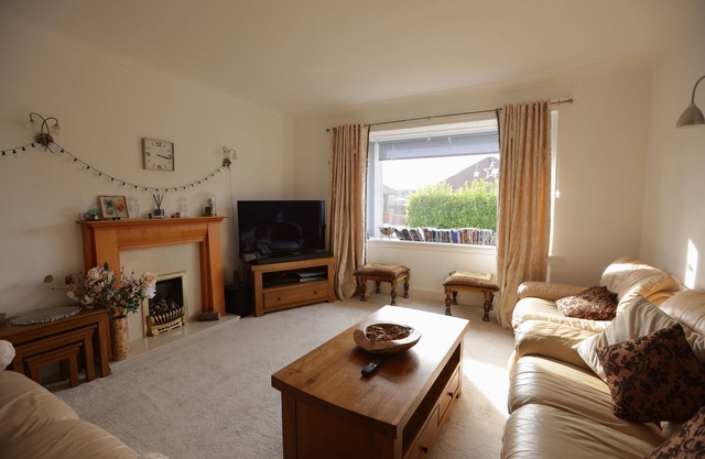 Fabulous 3 bedroom Bungalow in Glasgow with Garden and Parking.