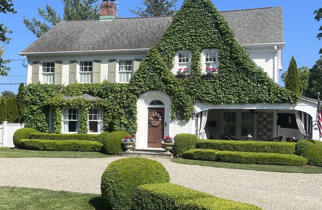 Fairfield Old Post Road-heated pool & Guest Cottage-walk to NYC train and Beach!