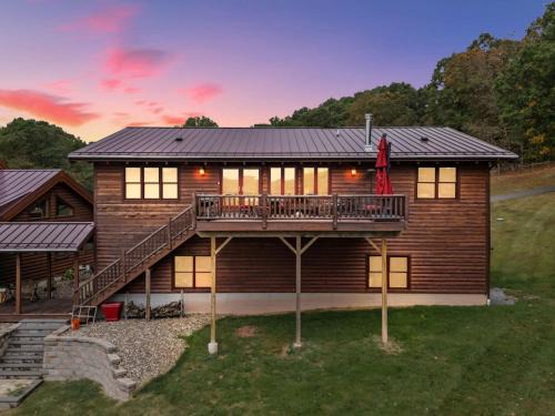 Family Mountain Escape w Private Suite Modern Comforts