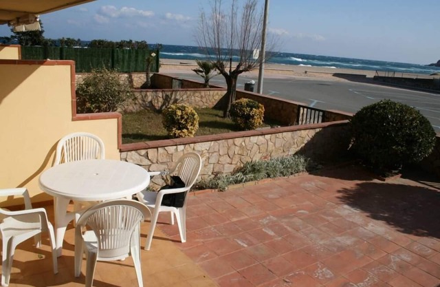 FAMOUS CALM on the beach and GOOD PRICE HUTG 017612