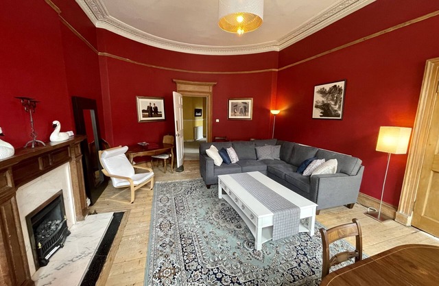 Fantastic city centre location - Spacious 3 bedroom apartment