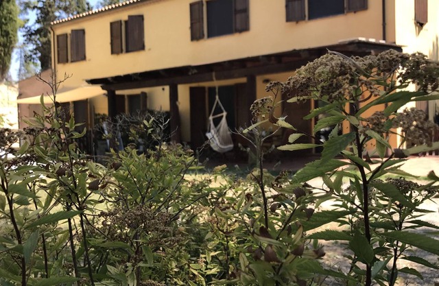 farmhouse surrounded by greenery near the city center and 10 minutes from the sea