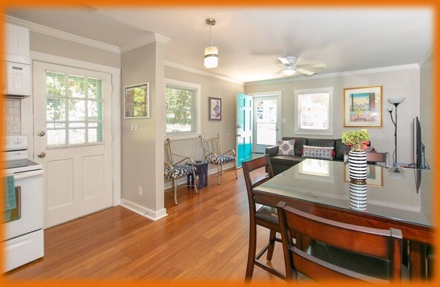 Fenced+2 Families+DownTown+Sleeps 8+Pets+FastWiFi+