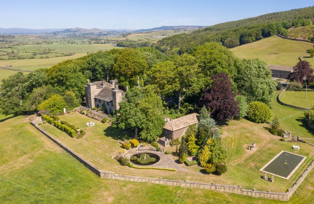 FERNHILL CASTLE, family friendly, luxury holiday cottage in Skipton