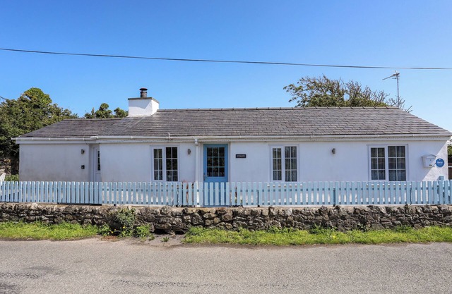 FFRWD, pet friendly, with open fire in Rhosneigr
