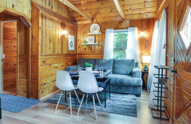 Fire Pit, Deck & Grill: Cozy Twain Harte Cabin!