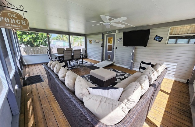 FISHERMAN'S HIDEAWAY! Waterfront home on canal in Okeechobee!