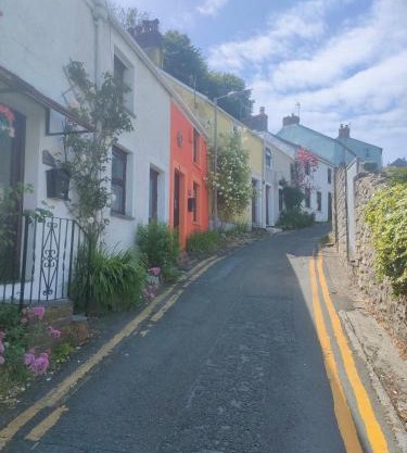 Fishermen's cottage with log burner, 2 bathrooms & sea views from garden terraces