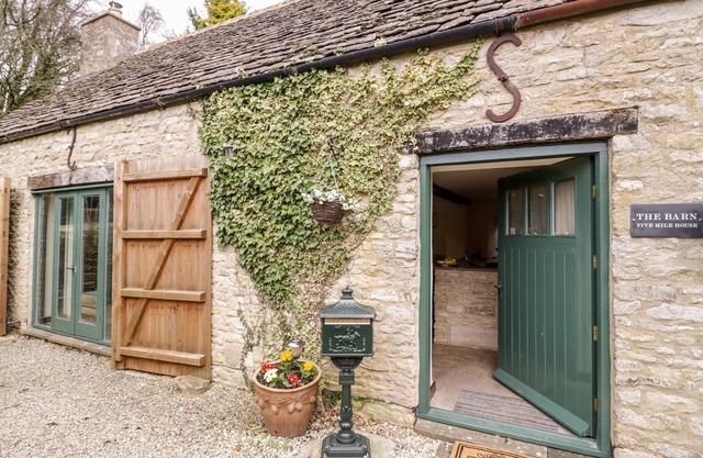 FIVE MILE HOUSE BARN, pet friendly, with open fire in Cirencester
