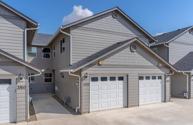 Flexible Extended Stay 3BR - Spacious + Fireplace + Patio