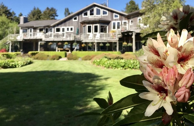 Floras Lake House Bed & Breakfast