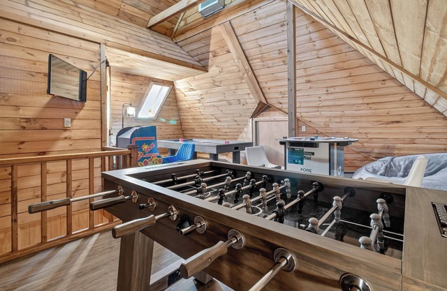 FLXFarms-7Bd-6Ba-HotTub-Firepit-Arcade-PetFriendly
