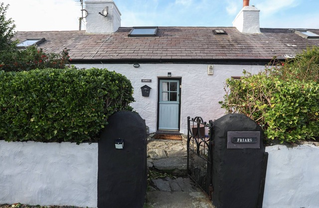 FRIARS, pet friendly, with open fire in Llanfair-Yn-Neubwll