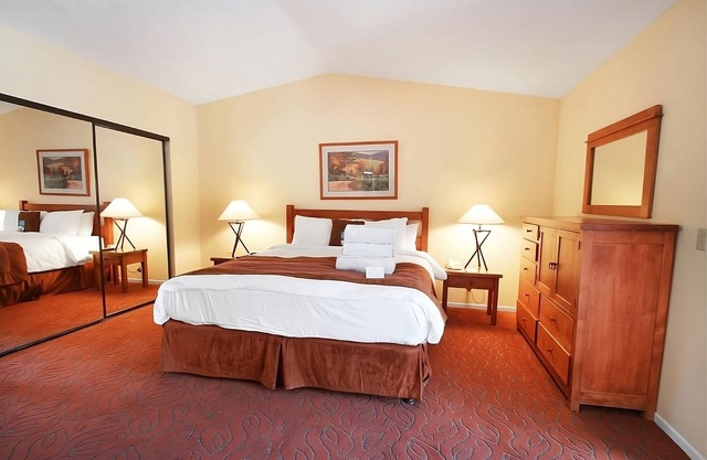 Friends Getaway! Kitchen, Pool, Golf, Short Drive to Lenora Winery