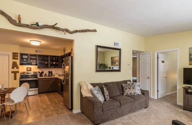 Full Kitchen,W&D,Wifi,self checkin,driveway prking!