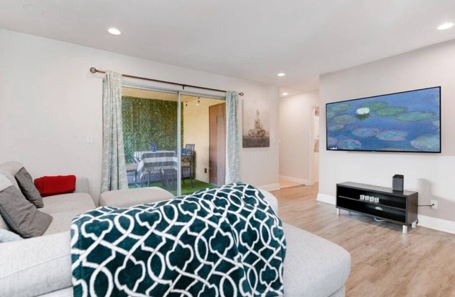 Fully Furnished beautiful one bedroom Top Floor in Normal Heights!