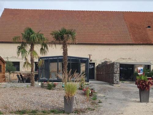 Gîte spacieux avec piscine couverte et spa à Couzon - FR-1-489-483