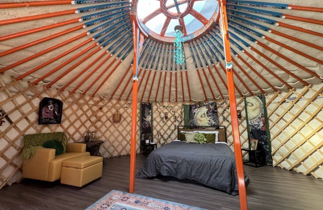 Gaia Yurt | Cedar Hot Tub | 1 hr to Skiing & Mt Rainier