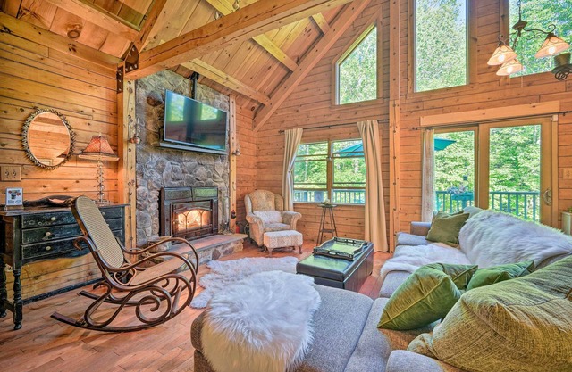 Game Room & Hot Tub: Pet-Friendly Mount Snow Gem